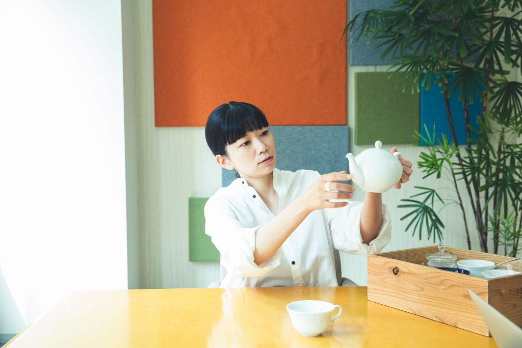 ティーポットのデザインやおいしい紅茶を淹れる特徴・機能について語る、デザイナーの寺井美紀子さんの画像