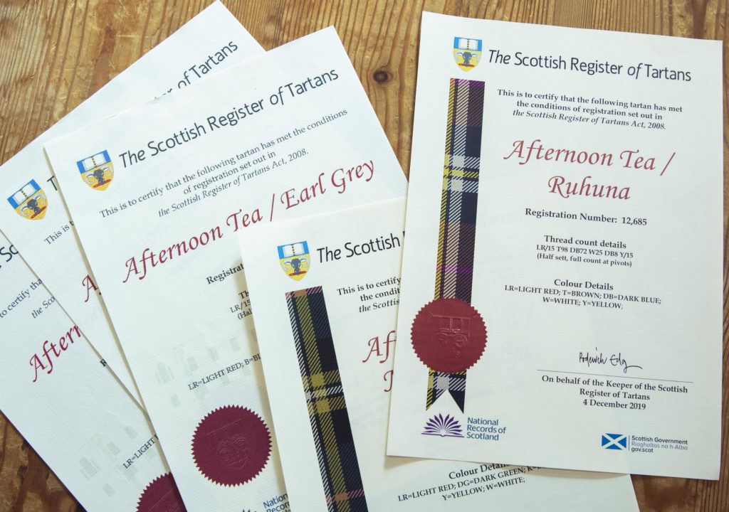 タータン全てに発行される「スコットランド・タータン登記所」に認定された証明書の画像